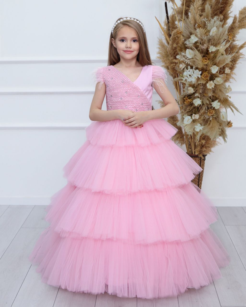 MODAVALS GÖVDESİ İNCİ TAŞ İŞLEMELİ KAT KAT TÜL ETEKLİ KOLLARI TÜY DETAYLI KIZ ÇOCUK ABİYE ELBİSE & İNCİ TAÇ KOMBİN